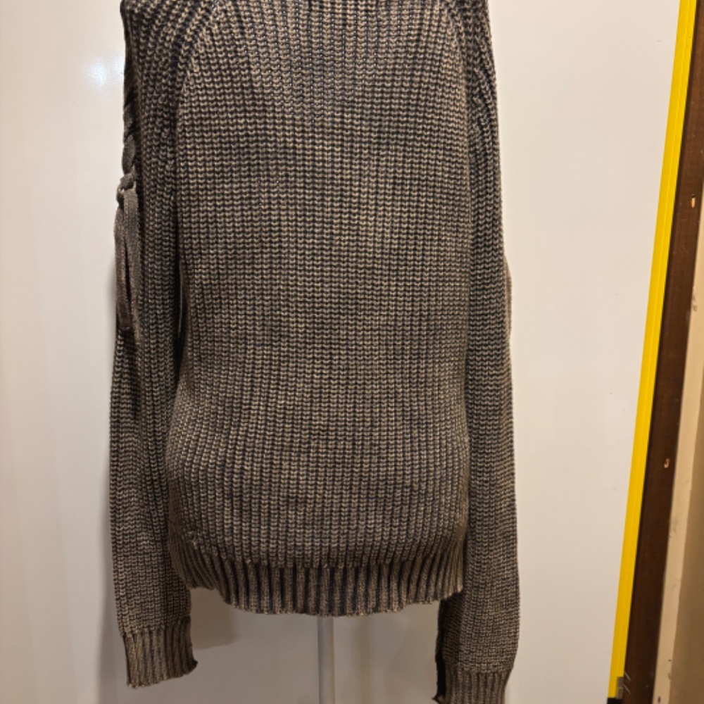 Romeo & Juliet Couture Small Sweater - Picture 3 of 6